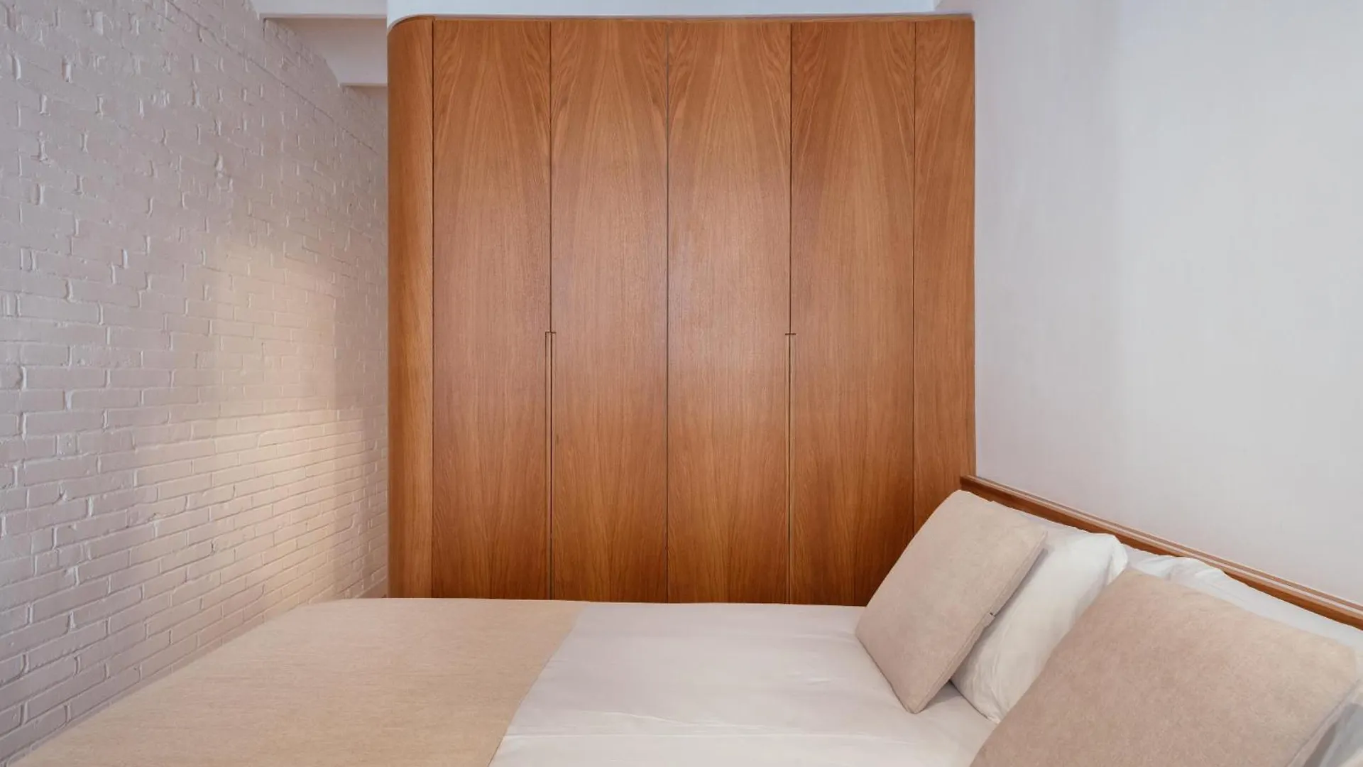 דירות ברצלונה Newly Renovated Stylish Eixample - Great Location ספרד