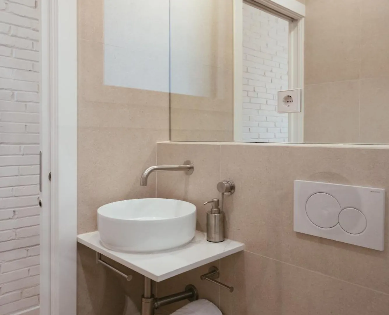 Newly Renovated Stylish Eixample - Great Location Apartment Barcelona