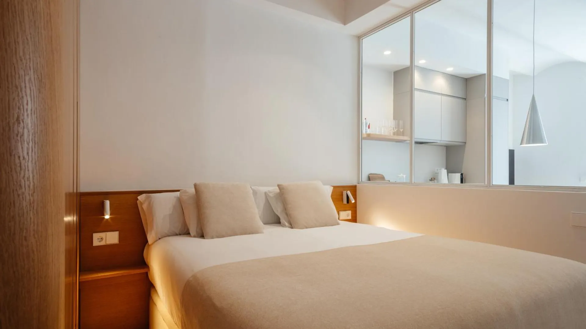 Newly Renovated Stylish Eixample - Great Location Apartment Barcelona