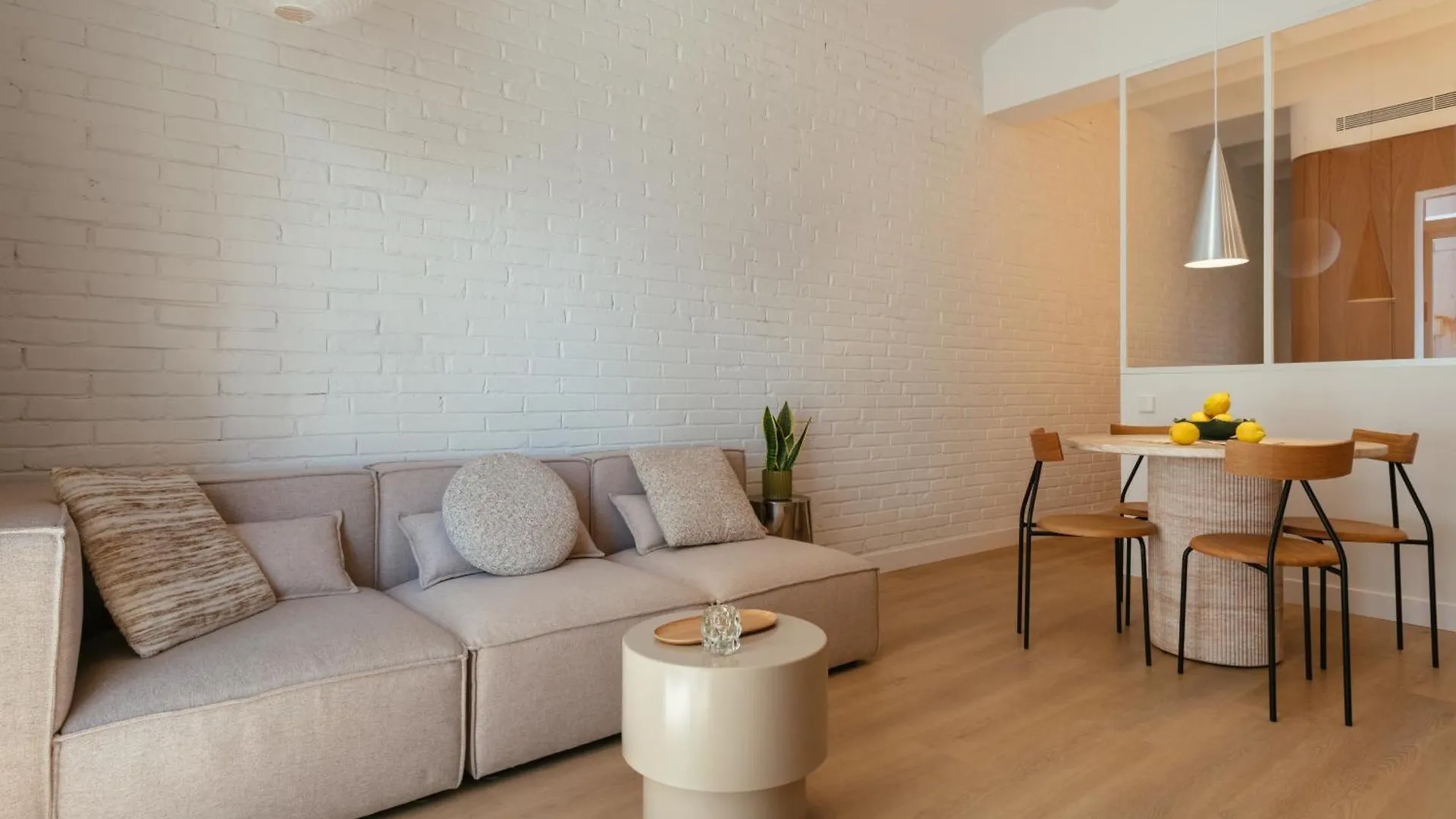 Newly Renovated Stylish Eixample - Great Location Apartment Barcelona
